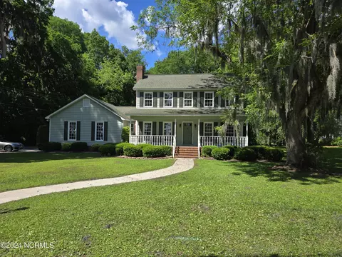 209 Canal Cove Rd, Lake Waccamaw, NC 28450