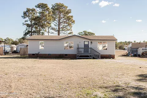 102 N King St, Hubert, NC 28539