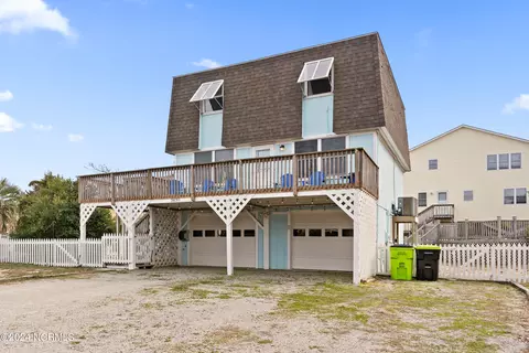 3635 W Pelican Dr, Oak Island, NC 28465