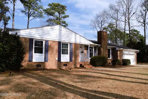 209 Country Club Dr, Jacksonville, NC 28546