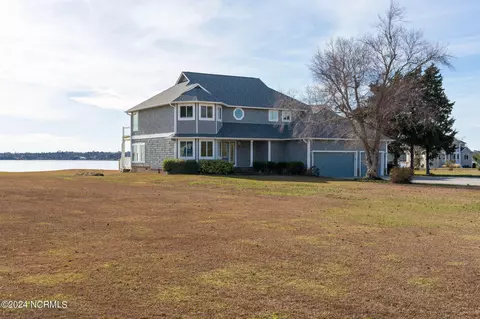 402 Shoreside Dr, Swansboro, NC 28584