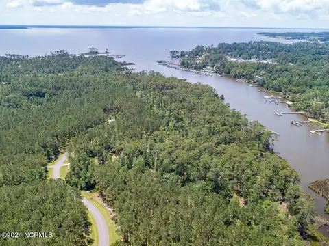 90 Madison Ave, Oriental, NC 28571