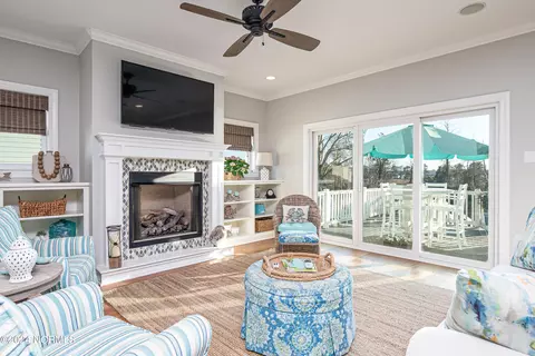 Living - 48 Maritime Ct, Chocowinity, NC 27817 photo 2 of 6