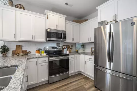 Kitchen - 10 Aspen Rd, Hampstead, NC 28443 photo 5 of 10