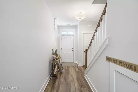 Entry Way - 10 Aspen Rd, Hampstead, NC 28443 photo 2 of 5