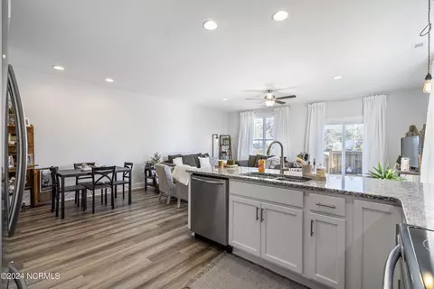 Kitchen - 10 Aspen Rd, Hampstead, NC 28443 photo 6 of 10