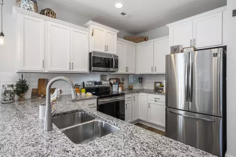 Kitchen - 10 Aspen Rd, Hampstead, NC 28443 photo 2 of 10