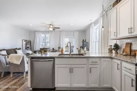 Kitchen - 10 Aspen Rd, Hampstead, NC 28443 photo 8 of 10