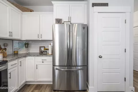 Kitchen - 10 Aspen Rd, Hampstead, NC 28443 photo 7 of 10