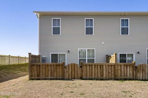 Exterior - 10 Aspen Rd, Hampstead, NC 28443 photo 6 of 11