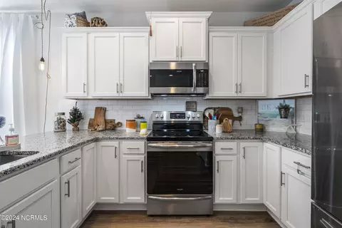 Kitchen - 10 Aspen Rd, Hampstead, NC 28443 photo 9 of 10