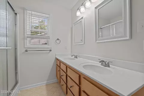 Bath - 1640 Longleaf Dr E, Pinehurst, NC 28374 photo 2 of 3