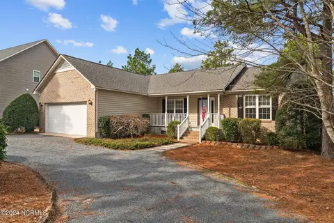 1640 Longleaf Dr E, Pinehurst, NC 28374