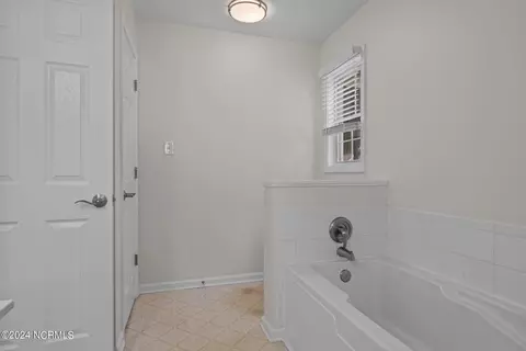 Bath - 1640 Longleaf Dr E, Pinehurst, NC 28374 photo 3 of 3