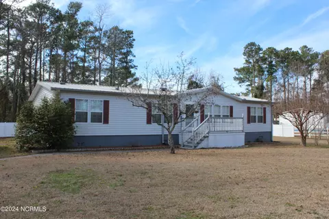 203 Waters Edge Dr, Newport, NC 28570