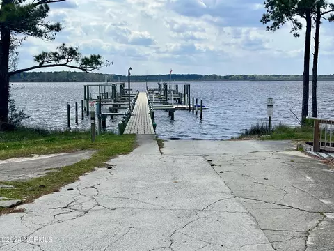 166 Deepwater Dr, Stella, NC 28582