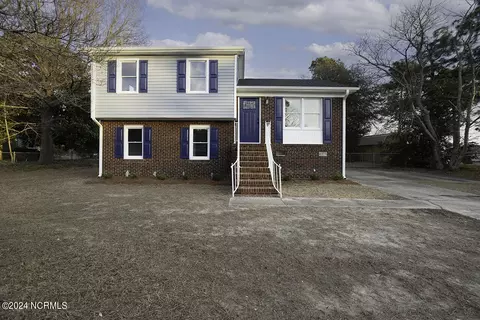 2807 Shade Tree Dr, Fayetteville, NC 28306