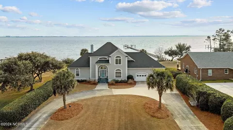 143 Soundview Dr, Newport, NC 28570