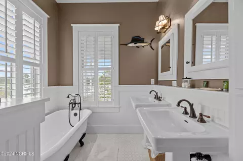 Bath - 317 E Harborside Dr, Oriental, NC 28571 photo 4 of 7