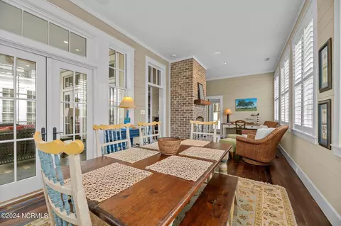 Living - 317 E Harborside Dr, Oriental, NC 28571 photo 2 of 3