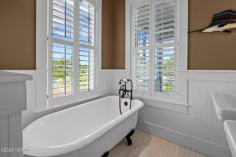 Bath - 317 E Harborside Dr, Oriental, NC 28571 photo 5 of 7