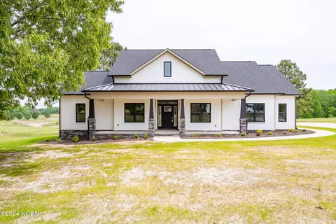 1033 Timberlake Dr, Clinton, NC 28328