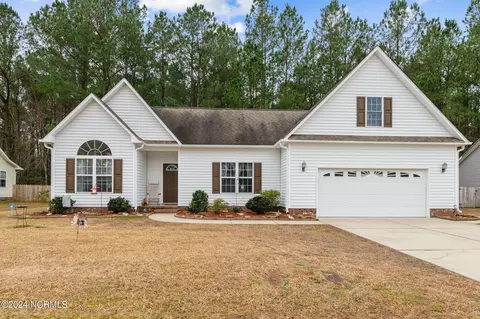 203 Croatan Woods Dr, New Bern, NC 28562