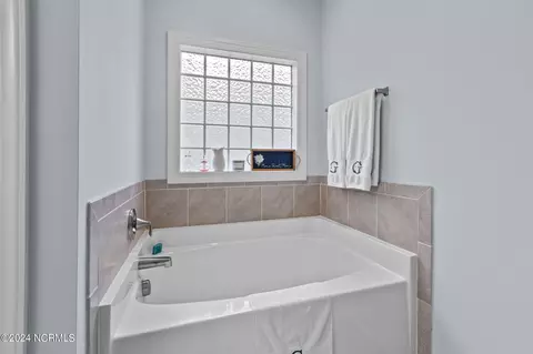 Bath - 1202 Skipjack Ct, New Bern, NC 28562 photo 3 of 4