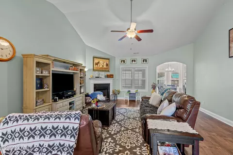 Living - 1202 Skipjack Ct, New Bern, NC 28562 photo 1 of 4