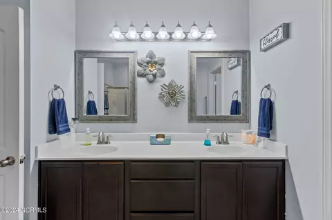 Bath - 1202 Skipjack Ct, New Bern, NC 28562 photo 2 of 4