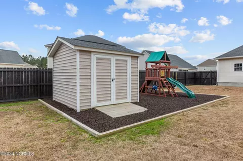 Exterior - 1202 Skipjack Ct, New Bern, NC 28562 photo 6 of 7