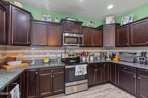 Kitchen - 1202 Skipjack Ct, New Bern, NC 28562 photo 4 of 4