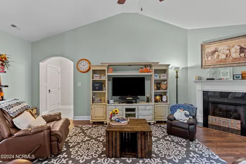Living - 1202 Skipjack Ct, New Bern, NC 28562 photo 2 of 4
