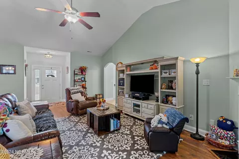 Living - 1202 Skipjack Ct, New Bern, NC 28562 photo 3 of 4