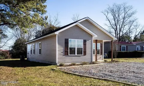 207 E King Cir, Benson, NC 27504 photo 2