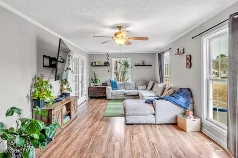 Living - 80 Crown Point Rd, Hubert, NC 28539 photo 2 of 5