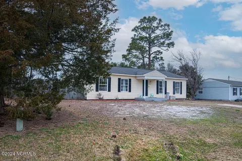 Exterior - 80 Crown Point Rd, Hubert, NC 28539 photo 3 of 6