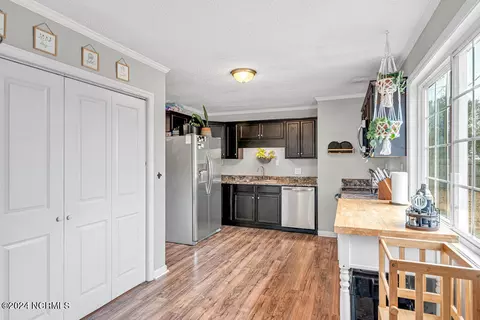 Kitchen - 80 Crown Point Rd, Hubert, NC 28539 photo 2 of 4