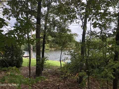 419 Lakeside Dr, Aberdeen, NC 28315