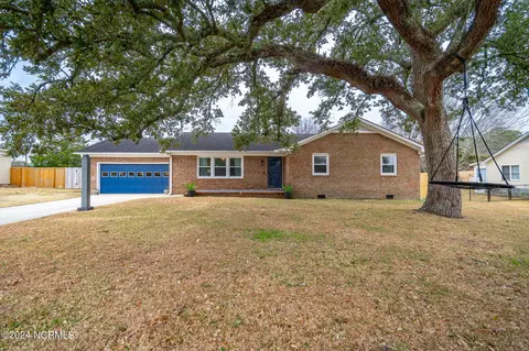 206 Knox Dr, Morehead City, NC 28557