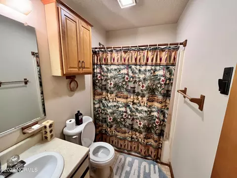 Bath - 1401 Harbour View Dr, Kill Devil Hills, NC 27948 photo 2 of 2