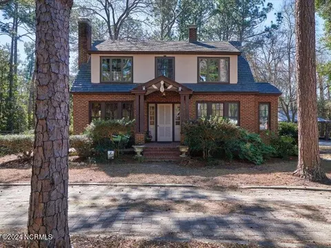 300 E Morganton Rd, Southern Pines, NC 28387