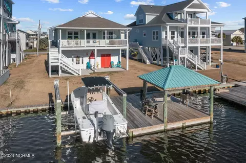 1035 1st St, Surf City, NC 28445