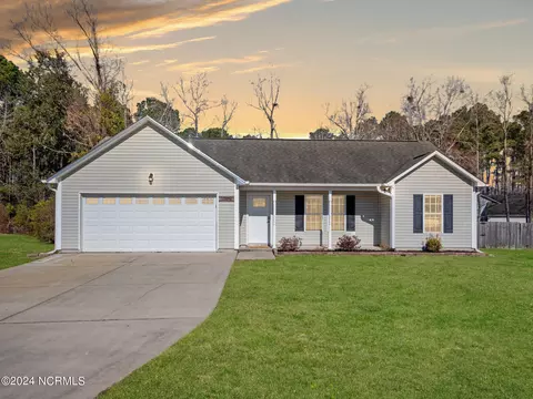 104 Farmgate Dr, Richlands, NC 28574