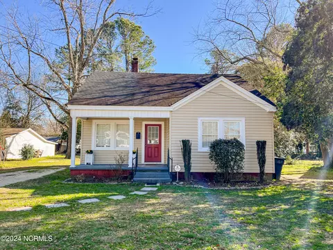 706 Nicholson St, Clinton, NC 28328