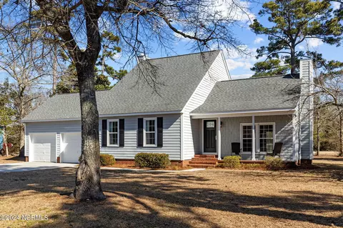 105 Oak Dr, Morehead City, NC 28557