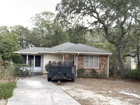 140 NW 6th St, Oak Island, NC 28465