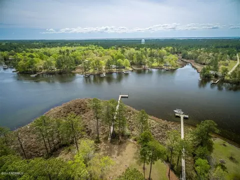 11 Shore Dr W, Oriental, NC 28571