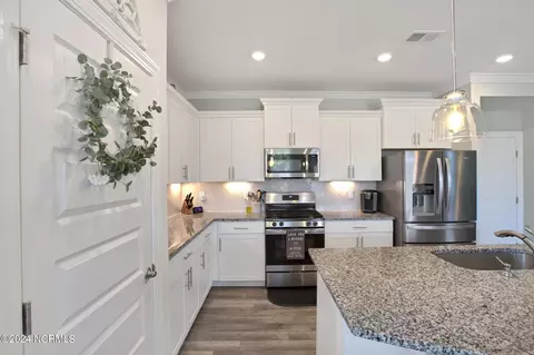 Kitchen - 75 N Passerine Path Way, Hampstead, NC 28443 photo 3 of 4