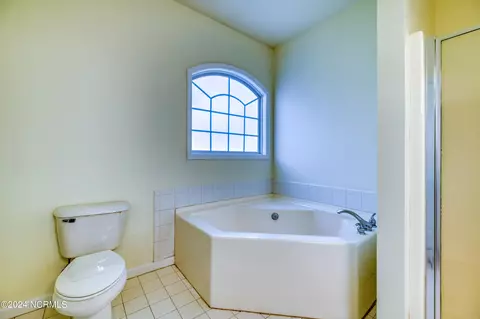 Bath - 109 E Stockton Pl, Hampstead, NC 28443 photo 2 of 3